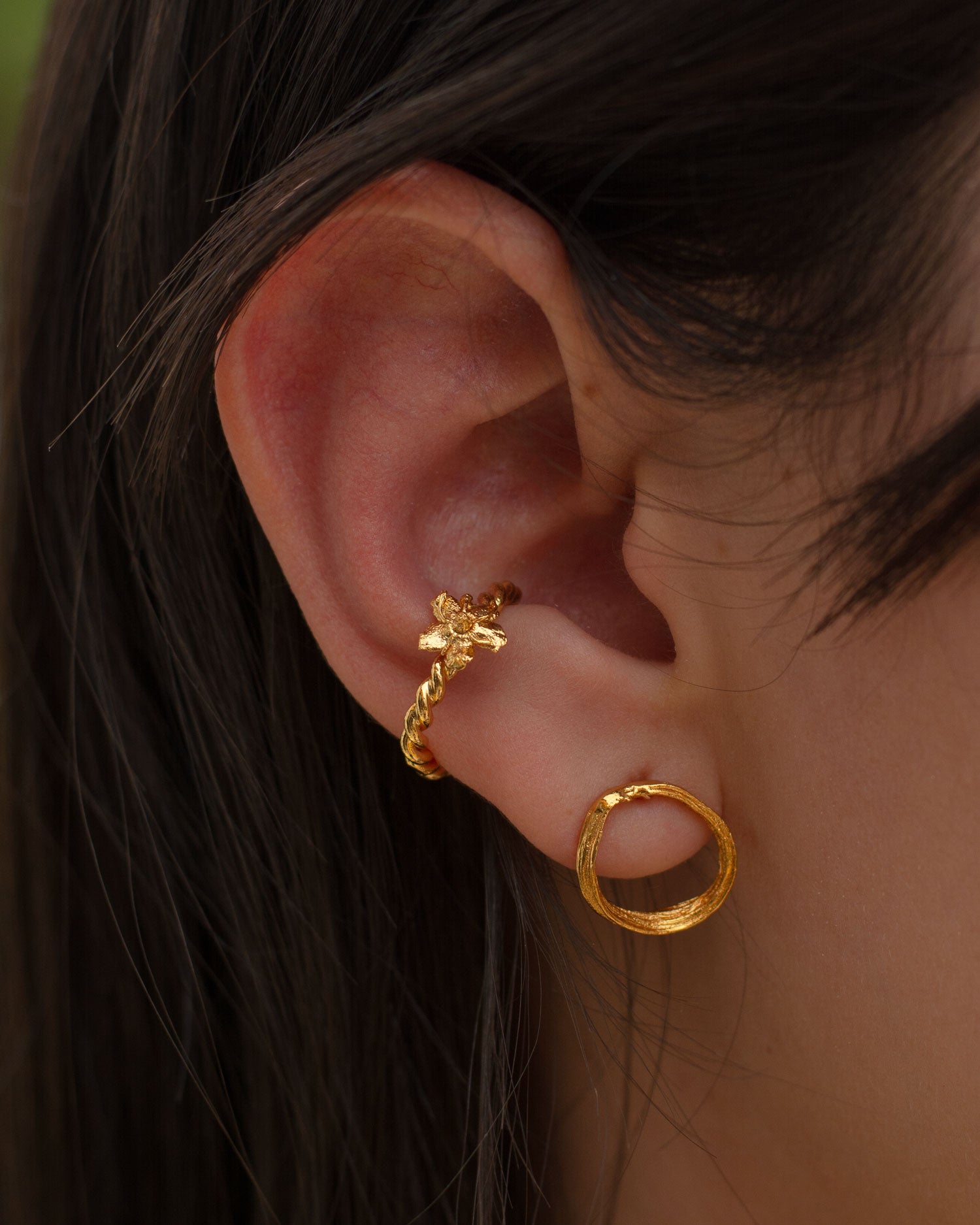 Aretes Topo Aro Ramita Anturio en bronce bañado en oro de 24k, destacando la delicadeza y la forma única de las ramitas naturales