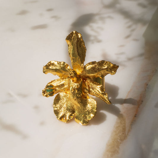Anillo Orquidea Odontoglossum natural inmortalizado en bronce con enchape de oro con detalle de esmeralda colombiana y flores de sauco