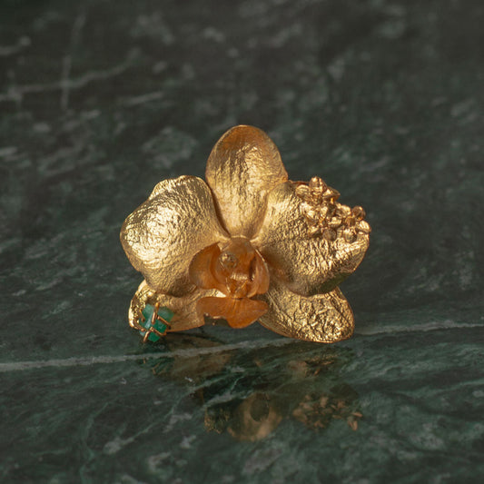 Anillo Orquidea Phalaenopsis natural inmortalizado en bronce con enchape de oro con detalle de esmeralda colombiana y flores de sauco