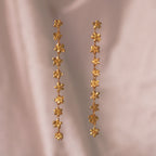 Aretes Large Sauco en bronce bañado en oro de 24k, con diez flores de sauco inmortalizadas en un diseño largo y articulado