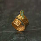 Anillo de corteza natural de palma inmortalizado en metal con esmeralda enchapados en oro de 24 kilates