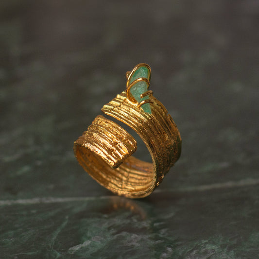 Anillo de corteza natural de palma inmortalizado en metal con esmeralda enchapados en oro de 24 kilates
