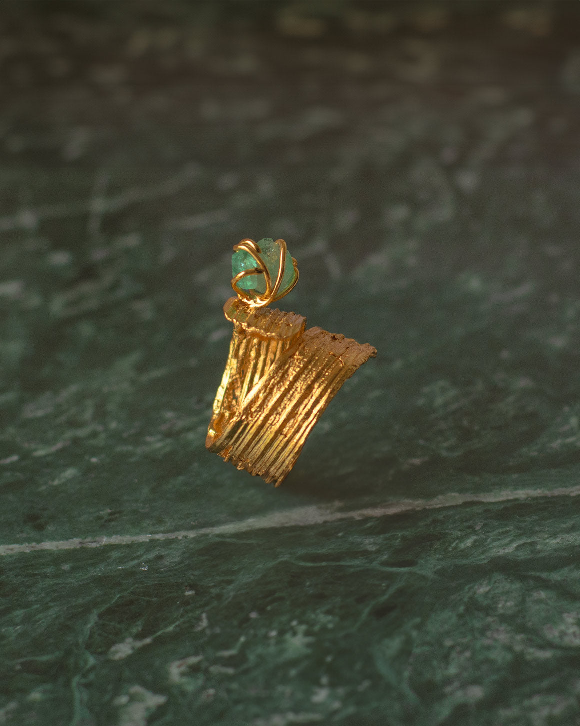 Anillo de corteza natural de palma inmortalizado en metal con esmeralda enchapados en oro de 24 kilates