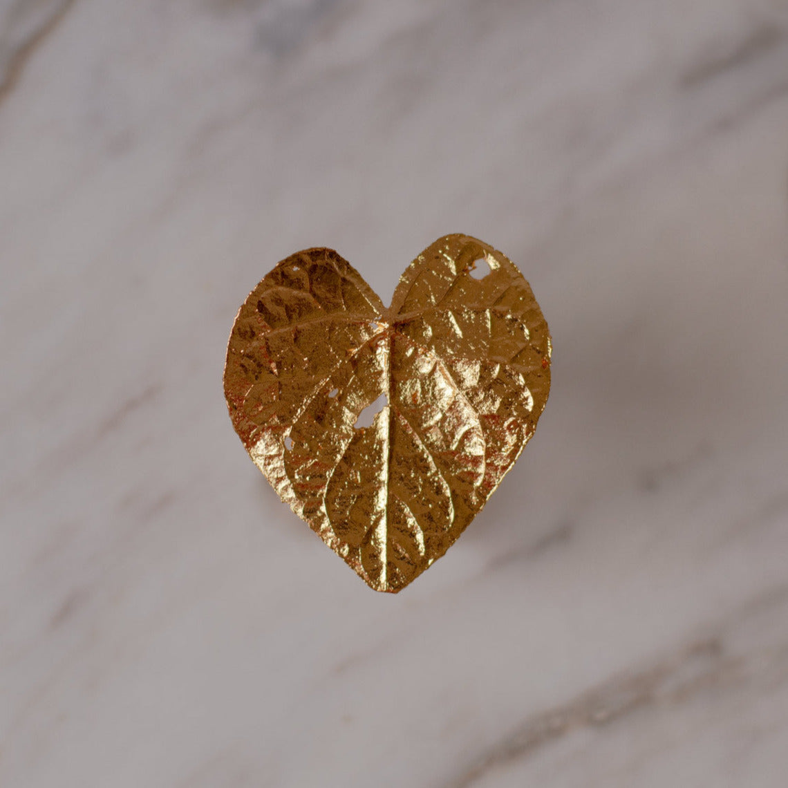 Joyería artesanal de anillo con hoja de enredadera inmortalizada en oro de 24k