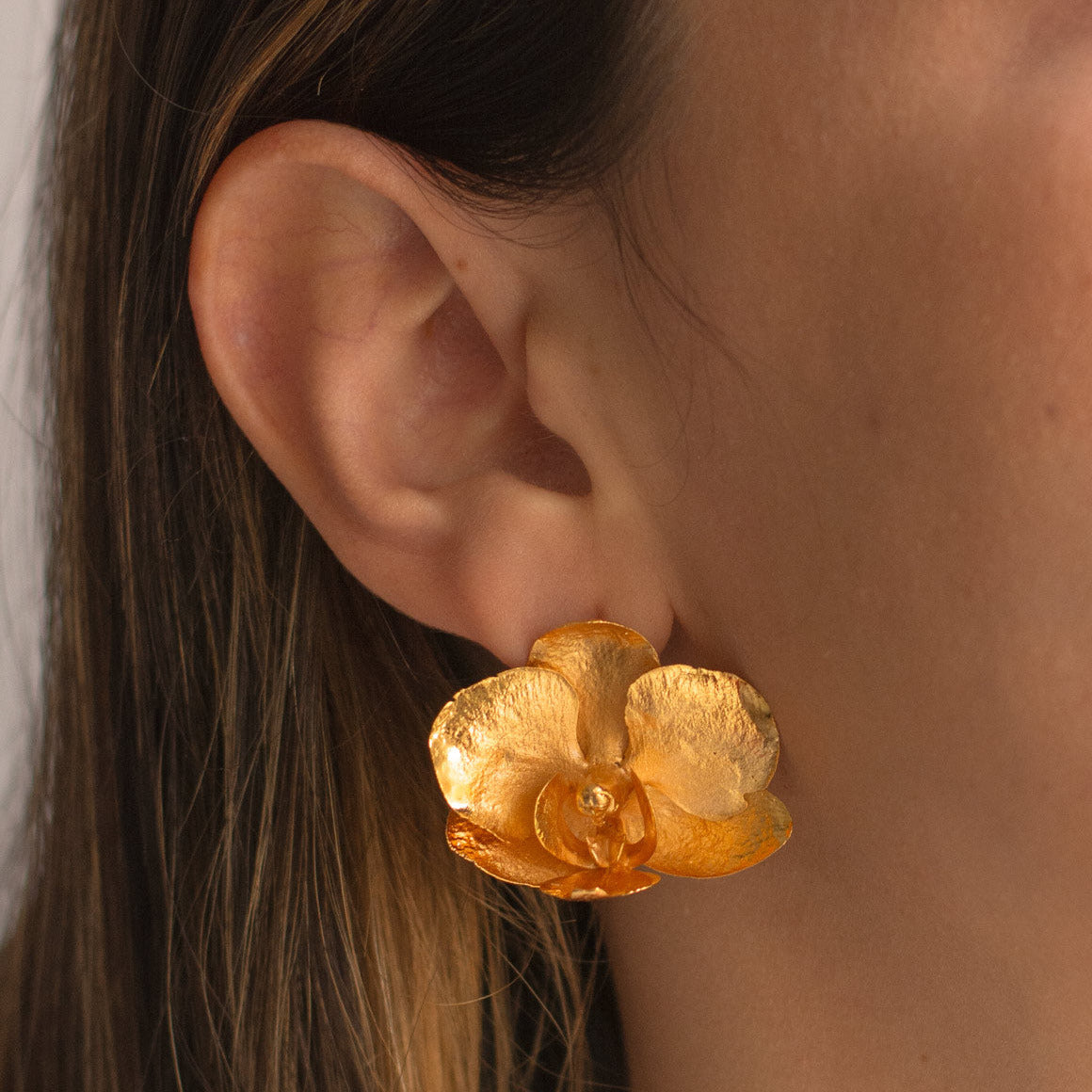 aretes topo orquídea phalaenopsis baby en bronce enchapado en oro diseño único
