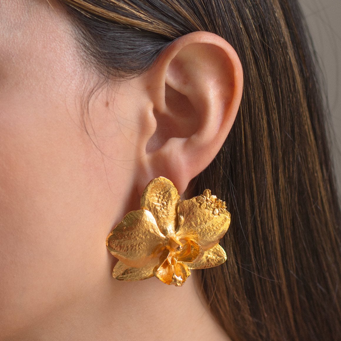 Modelos con Aretes de orquidea phalaenopsis inmortalizados en una joya con detalle de flores de sauco