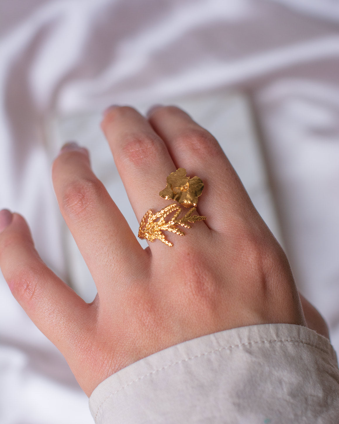 Anillo Hortensia Hoja Pino en bronce bañado en oro de 24k, combinando la elegancia de las flores de hortensia con la sutileza de las hojas de pino