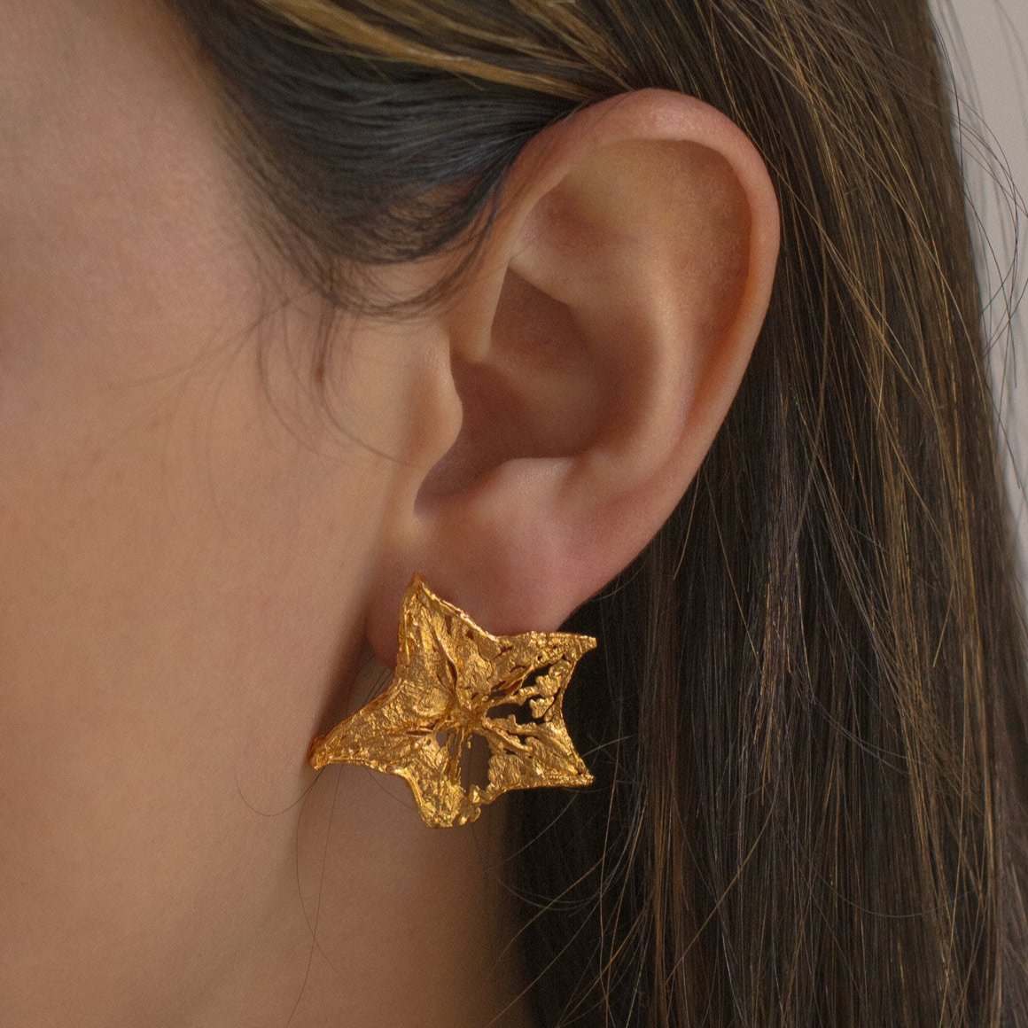 Joyería de aretes topo en forma de estrella, hechos a mano en oro de 24k