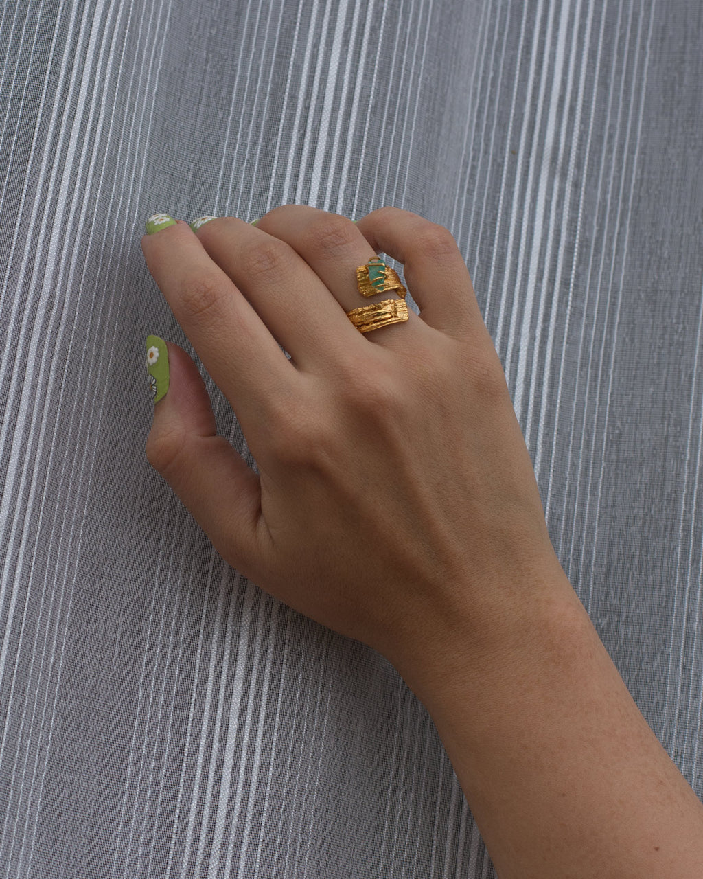 Anillo de corteza natural de palma inmortalizado en metal con esmeralda enchapados en oro de 24 kilates