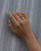 Anillo de corteza natural de palma inmortalizado en metal con esmeralda enchapados en oro de 24 kilates