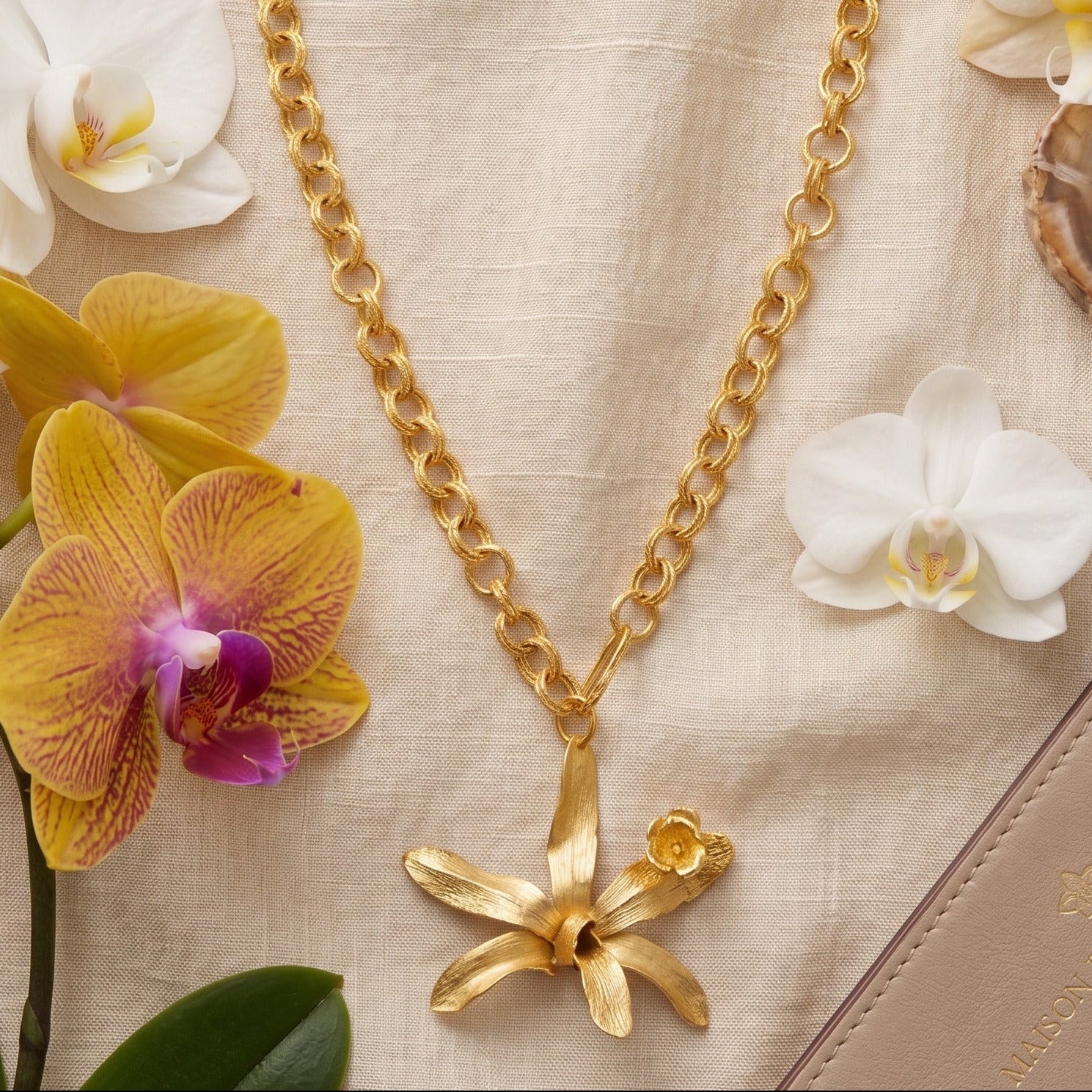 Collar Orquidea Lluvia de Cereza