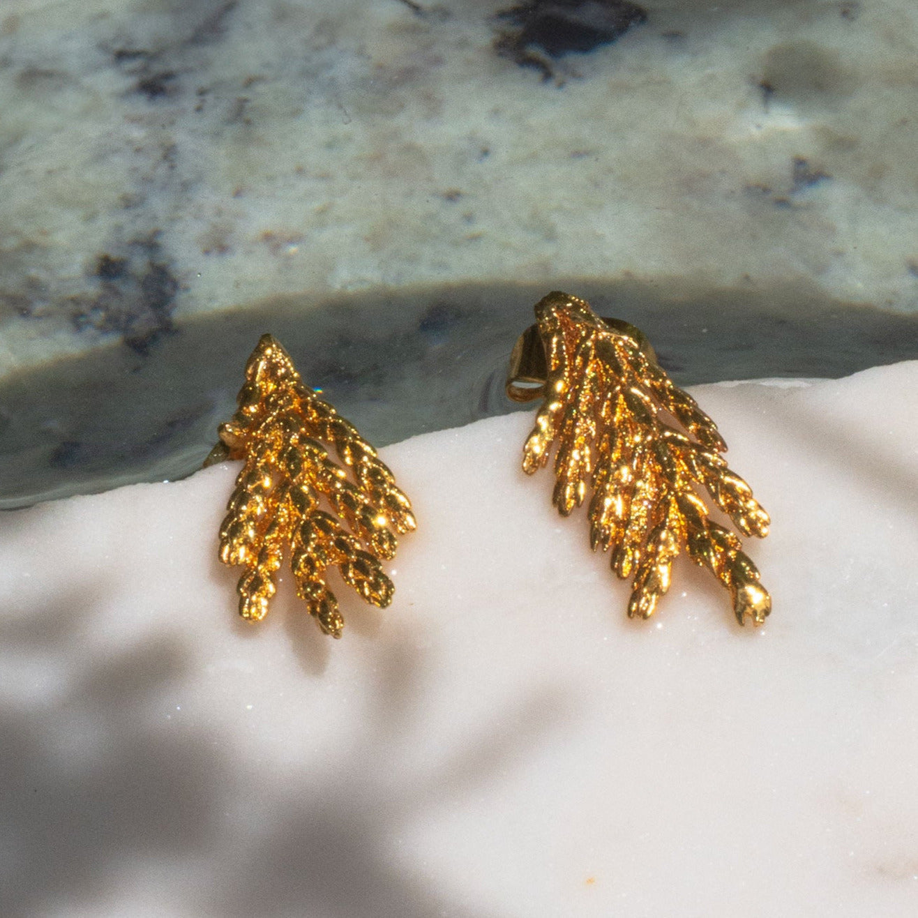 Aretes con diseño natural de hoja de pino, hechos a mano en oro de 24k