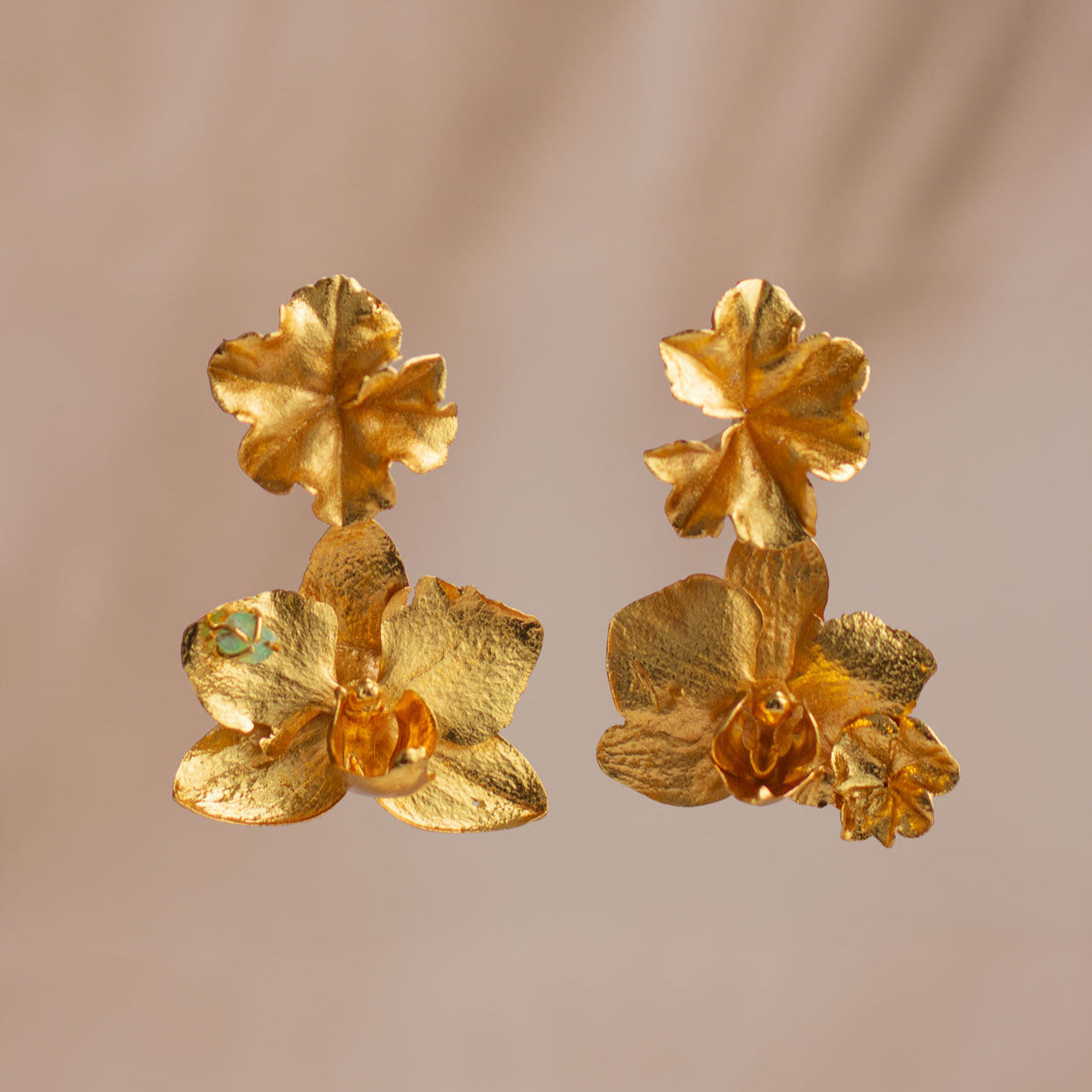 ARETES ORQUIDEA PHALAENOPSIS HOJA HIEDRA ESMERALDA