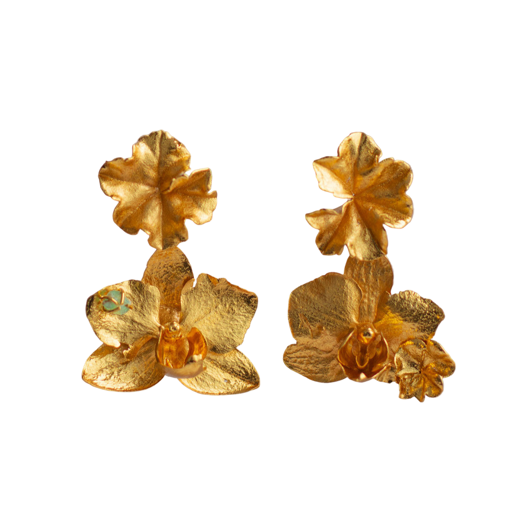 Aretes dorados de orquídea Phalaenopsis y hoja de hiedra con esmeralda natural