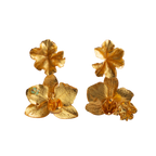 Aretes dorados de orquídea Phalaenopsis y hoja de hiedra con esmeralda natural