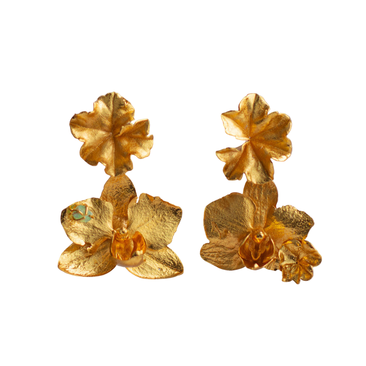 Aretes dorados de orquídea Phalaenopsis y hoja de hiedra con esmeralda natural