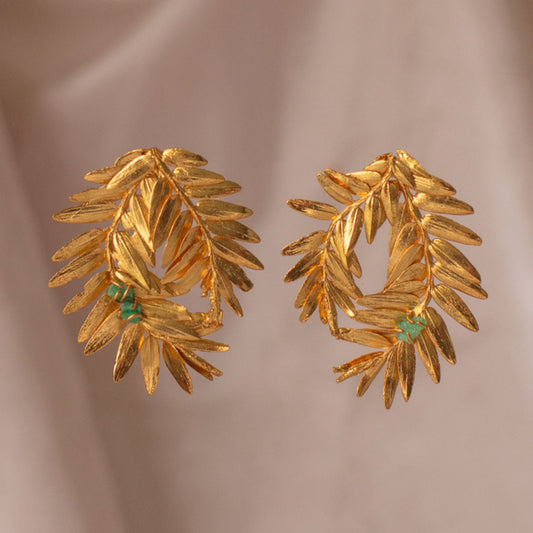 Aretes Helecho Romeron Espiral Esmeralda en bronce bañado en oro de 24k, con esmeralda
