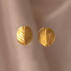 Aretes Topo Mini Hoja Mona Lisa en bronce bañado en oro de 24k, con hojas naturales inmortalizadas
