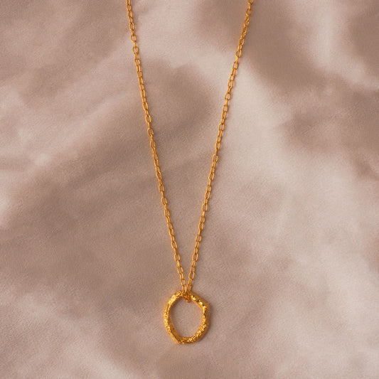 Collar Gargantilla Aro Ramita Palma en bronce bañado en oro de 24k, destacando la forma única de las ramitas inmortalizadas