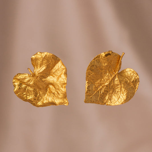 Aretes Topo Hoja Corazón en bronce bañado en oro de 24k, mostrando la delicadeza y la forma única de las hojas naturales en forma de corazón
