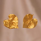 Aretes Topo Hoja Corazón en bronce bañado en oro de 24k, mostrando la delicadeza y la forma única de las hojas naturales en forma de corazón