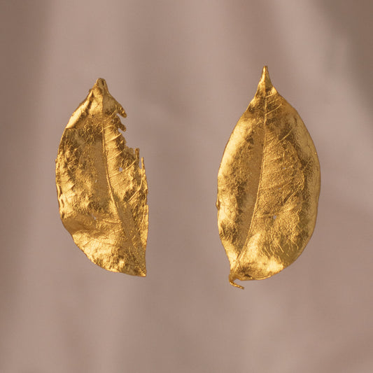Aretes Topo Hoja Cúcuta en bronce bañado en oro de 24k, destacando la delicadeza y la forma única de las hojas naturales