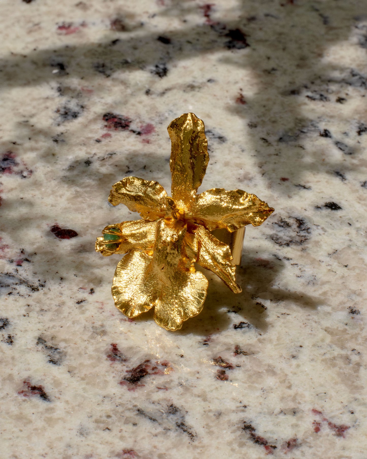 Anillo Orquidea Odontoglossum natural inmortalizado en bronce con enchape de oro con detalle de esmeralda colombiana y flores de sauco