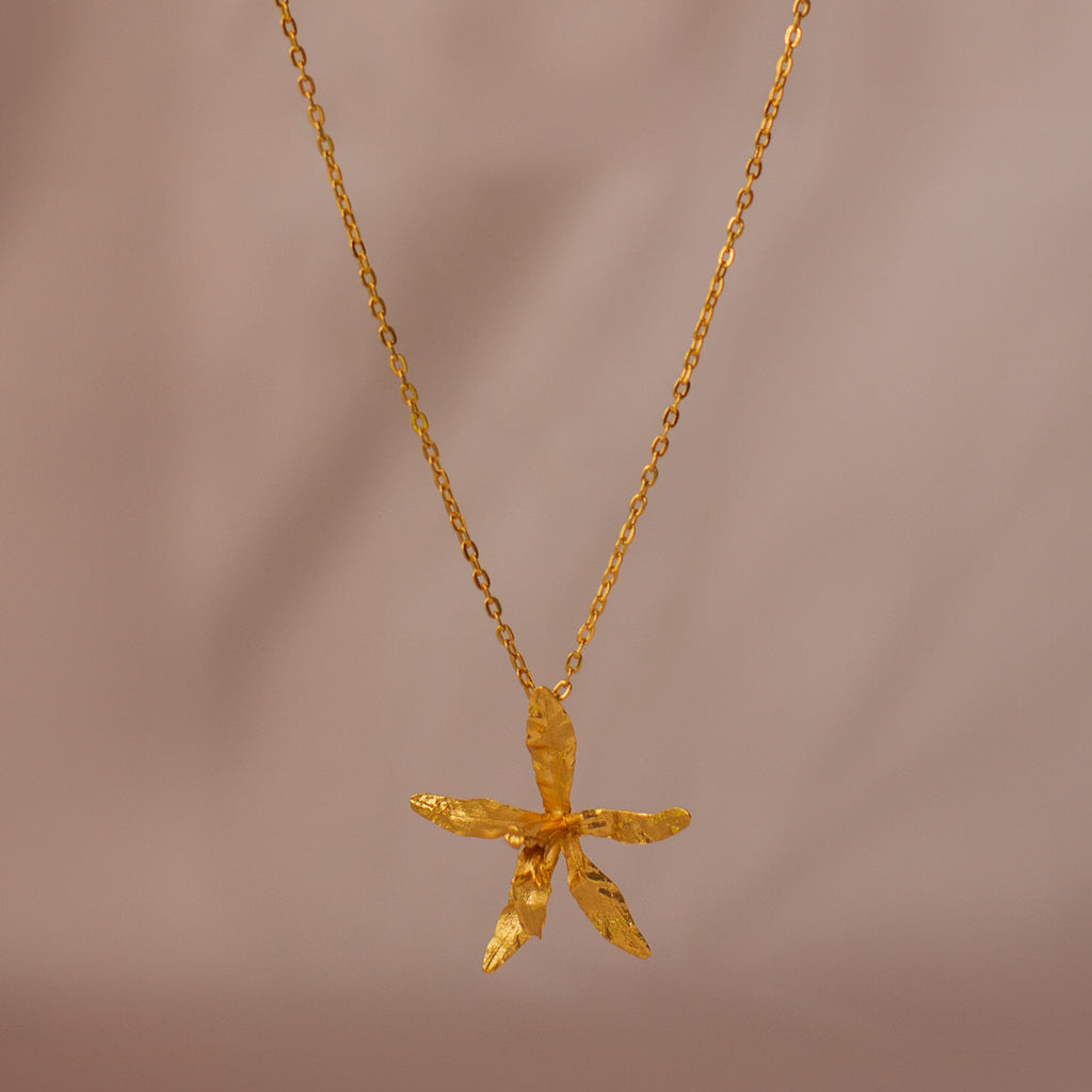 Gargantilla Orquídea Oncidium Maculatum en bronce bañado en oro de 24k, destacando la forma única de las flores de orquídea exóticas inmortalizadas.