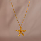 Gargantilla Orquídea Oncidium Maculatum en bronce bañado en oro de 24k, destacando la forma única de las flores de orquídea exóticas inmortalizadas.