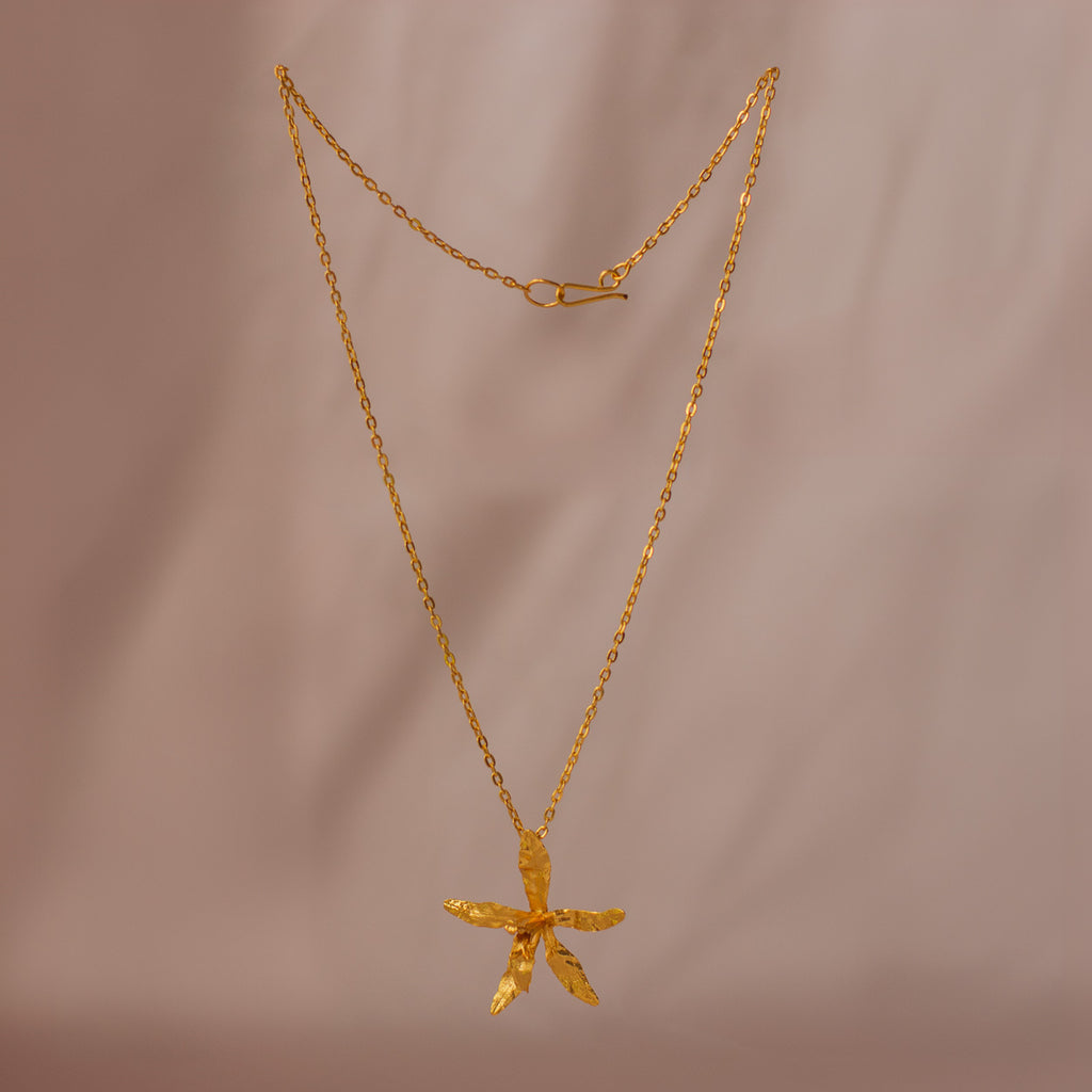 Gargantilla Orquídea Oncidium Maculatum en bronce bañado en oro de 24k, destacando la forma única de las flores de orquídea exóticas inmortalizadas.