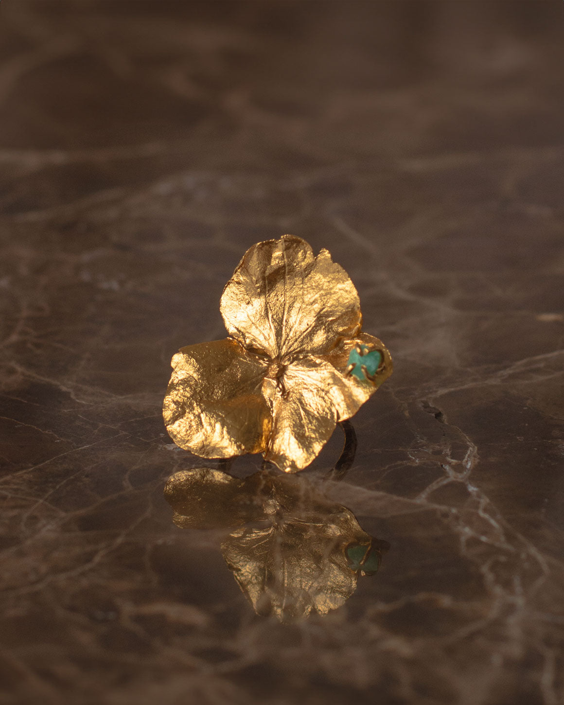 Anillo Hortensia Mediana Con Esmeralda Natural