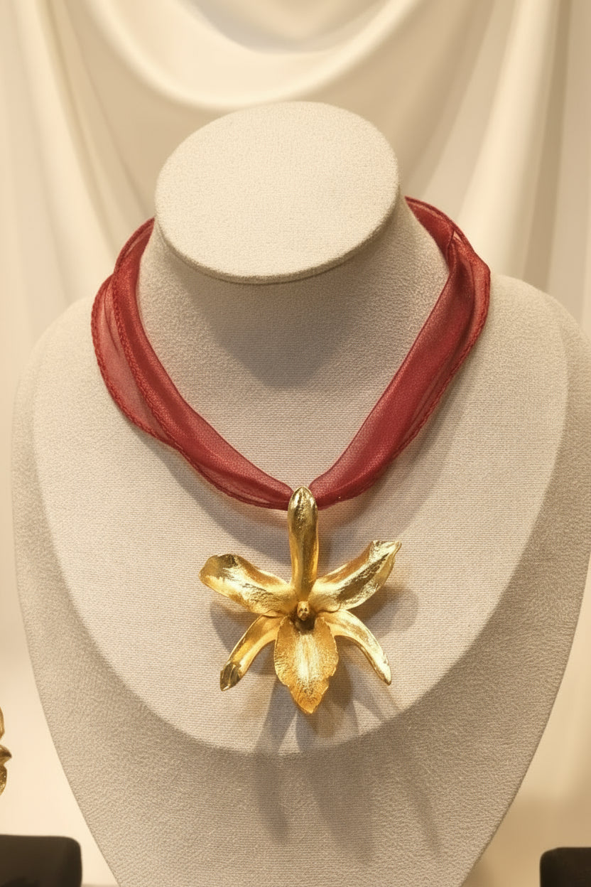 COLLAR LAZO ORQUIDEA LLUVIA DE CEREZA ESMERALDA