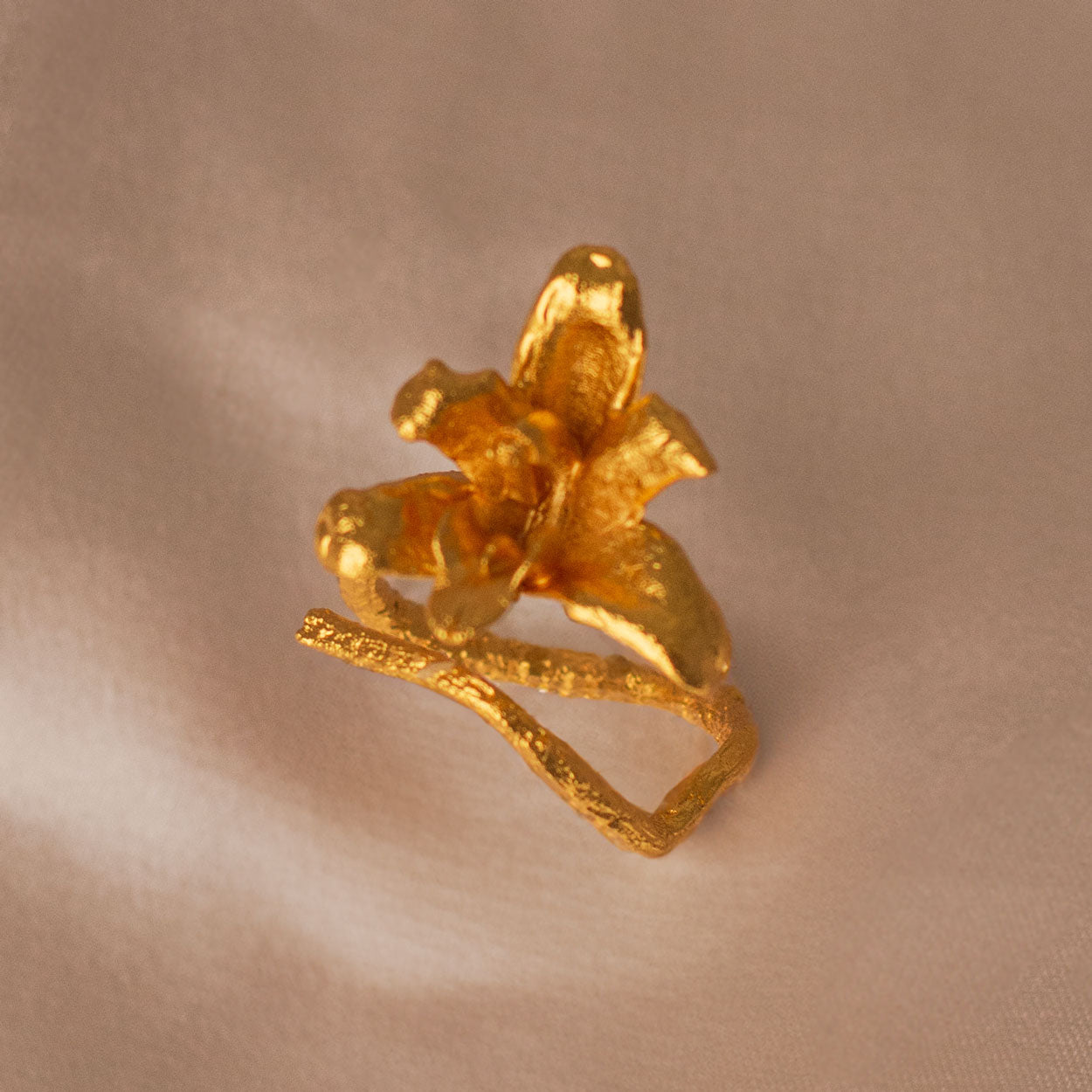 Anillo Orquidea Maxilaria - Joyería Botánica | Liz de la Cruz