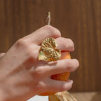 Anillo de bronce dorado con hoja natural y esmeralda