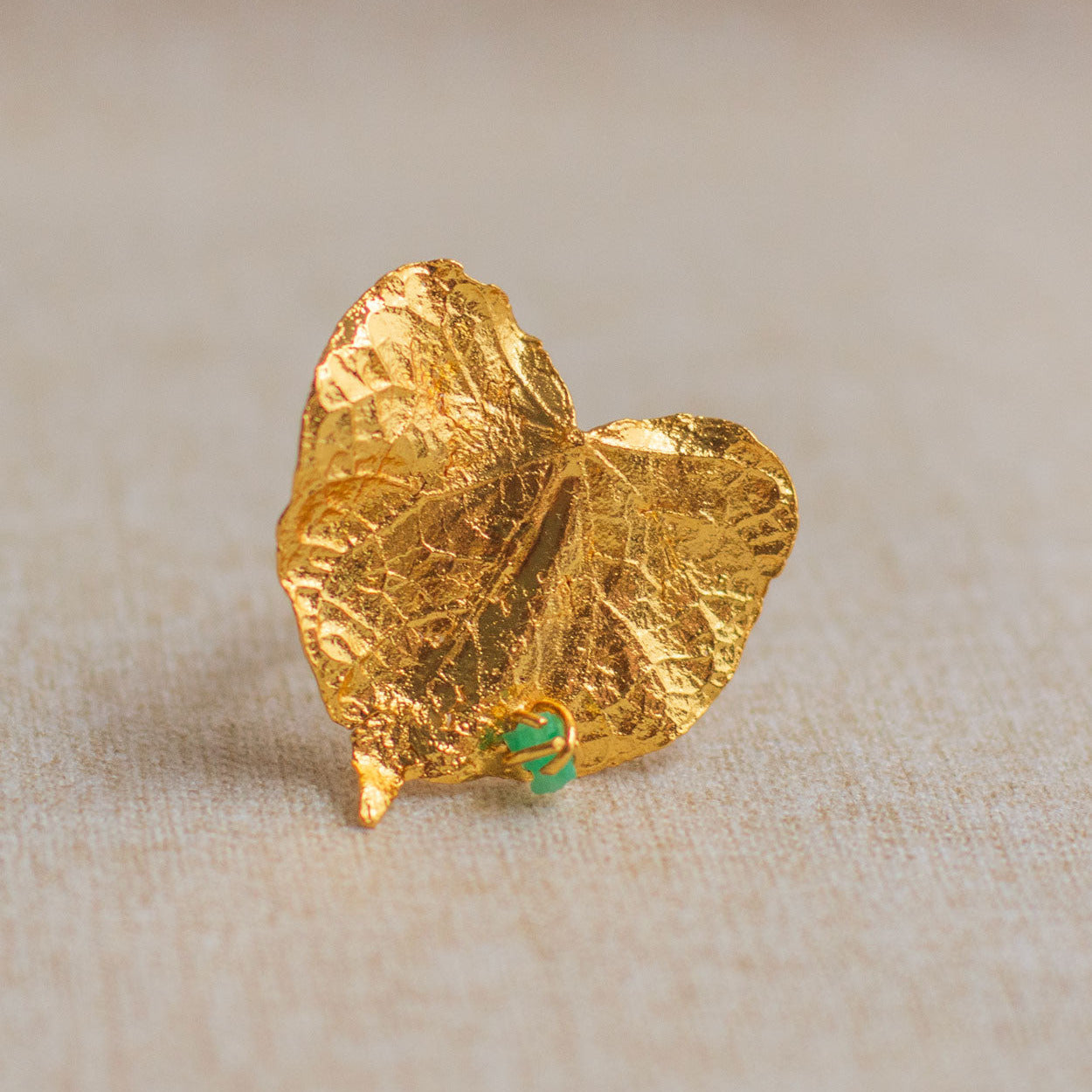 Anillo hoja corazón con esmeralda en baño de oro