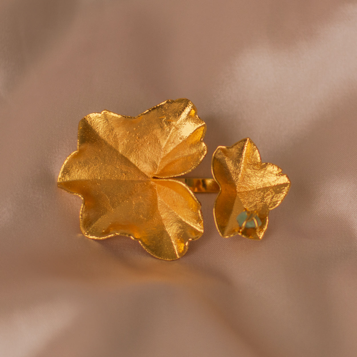 Anillo artesanal con dos hojas de hiedra reales y esmeralda