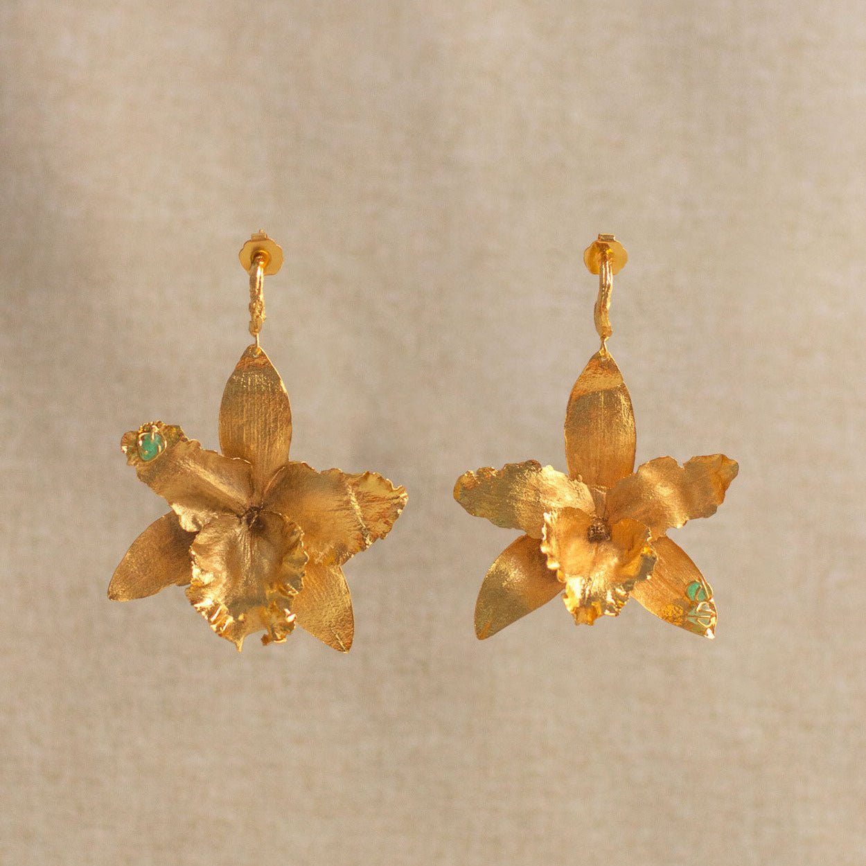 Aretes Candonga Orquidea Cattleya Esmeralda - Joyería Botánica | Liz de la Cruz