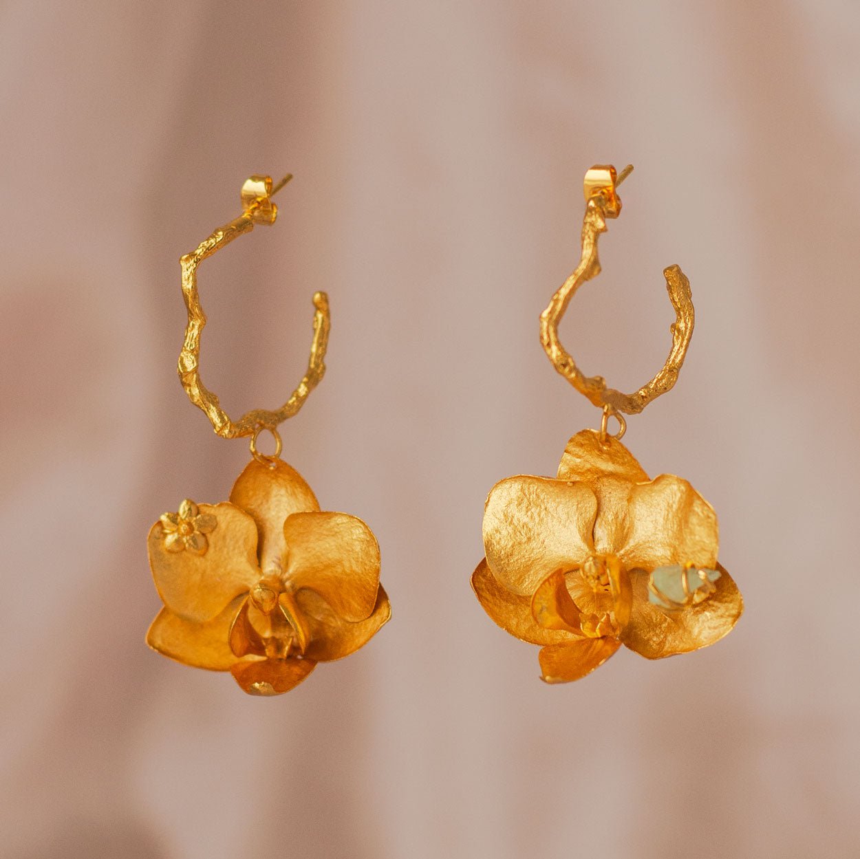 Aretes Candonga Orquidea Phalaenopsis Baby Esmeralda - Joyería Botánica | Liz de la Cruz