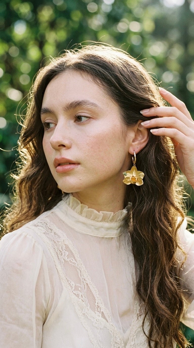 Aretes Candonga Orquidea Phalaenopsis Baby Esmeralda - Joyería Botánica | Liz de la Cruz