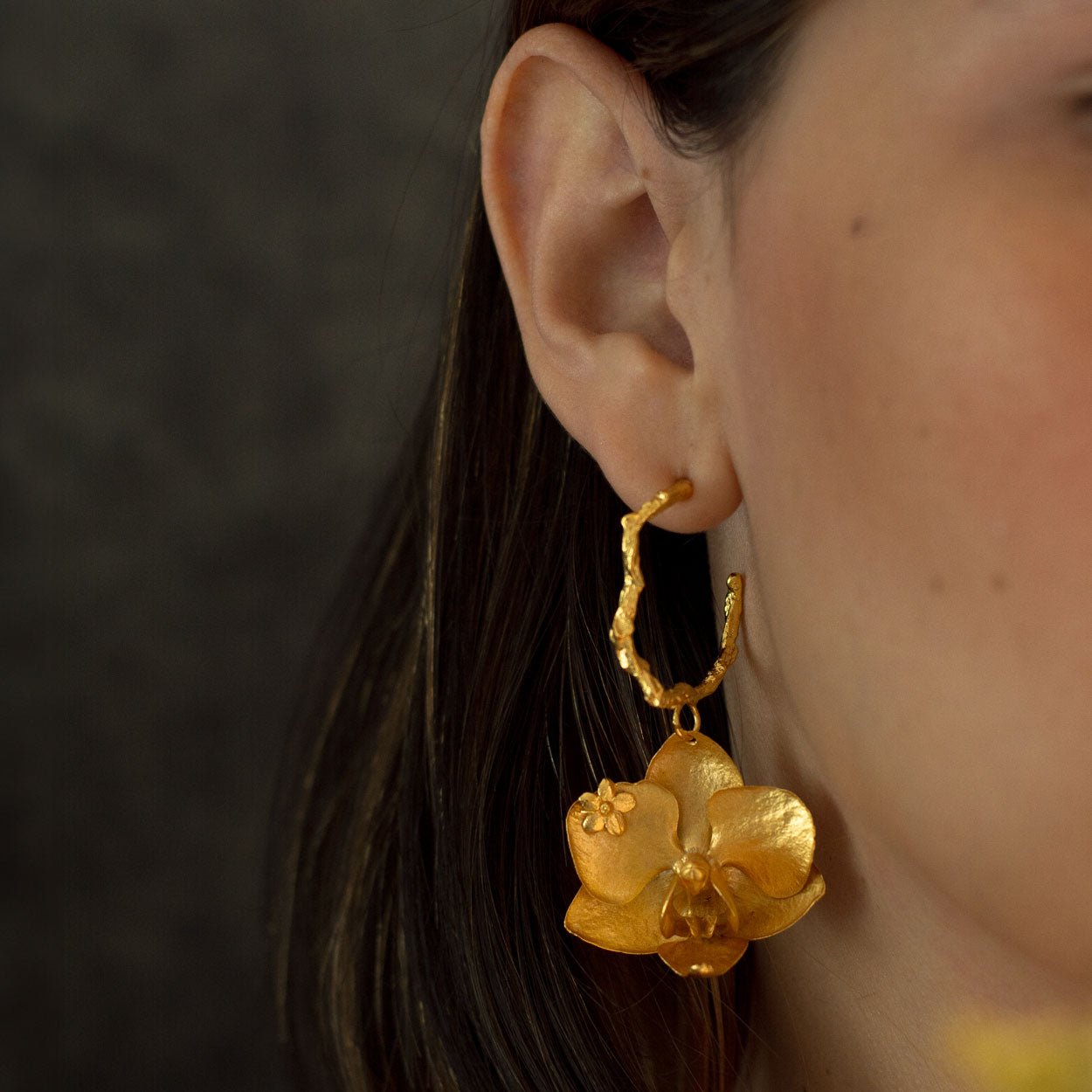Aretes Candonga Orquidea Phalaenopsis Baby Esmeralda - Joyería Botánica | Liz de la Cruz