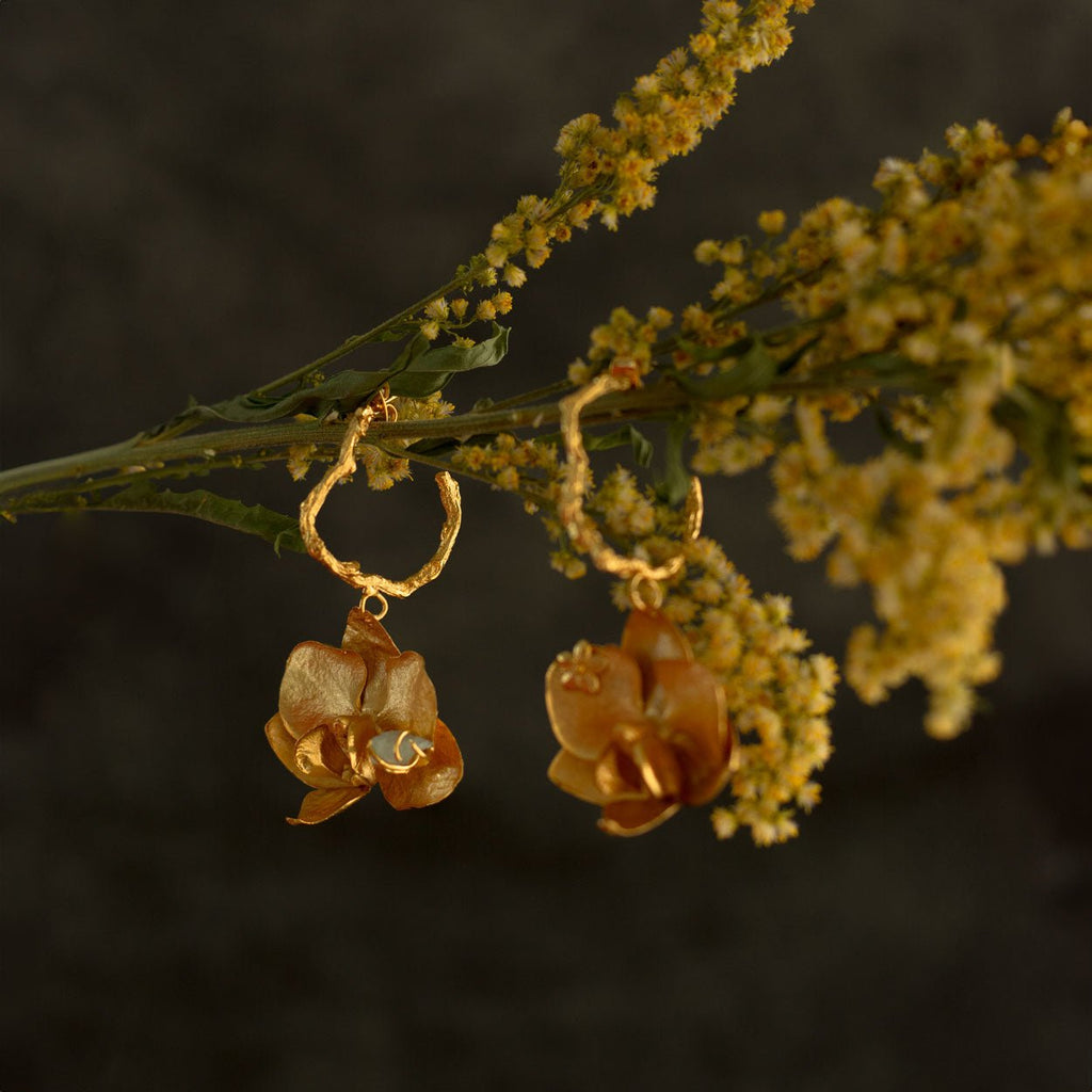 Aretes Candonga Orquidea Phalaenopsis Baby Esmeralda - Joyería Botánica | Liz de la Cruz