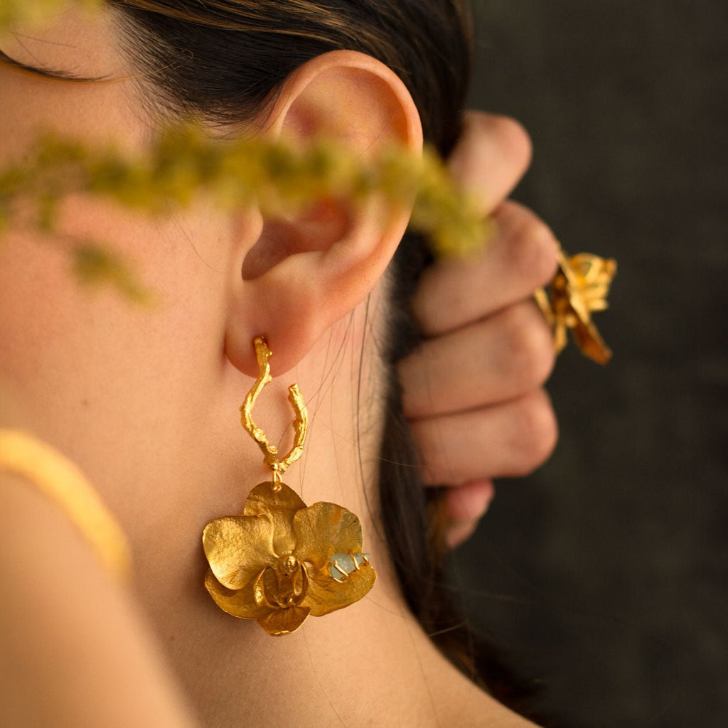 Aretes Candonga Orquidea Phalaenopsis Baby Esmeralda - Joyería Botánica | Liz de la Cruz