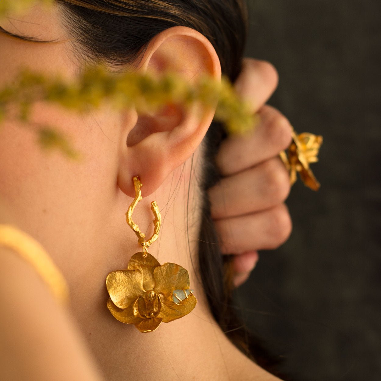 Aretes Candonga Orquidea Phalaenopsis Baby Esmeralda - Joyería Botánica | Liz de la Cruz