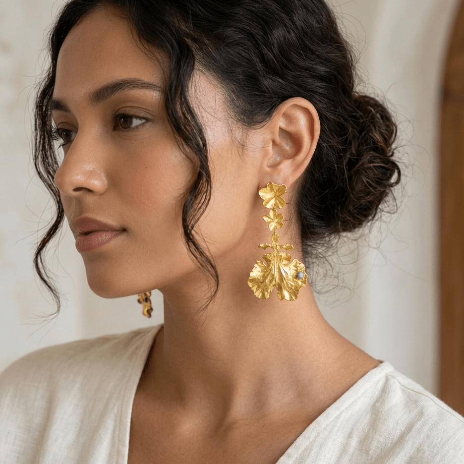 ARETES HIEDRA ORQUIDEA DAMA DANZANTE ESMERALDA - Joyería Botánica | Liz de la Cruz
