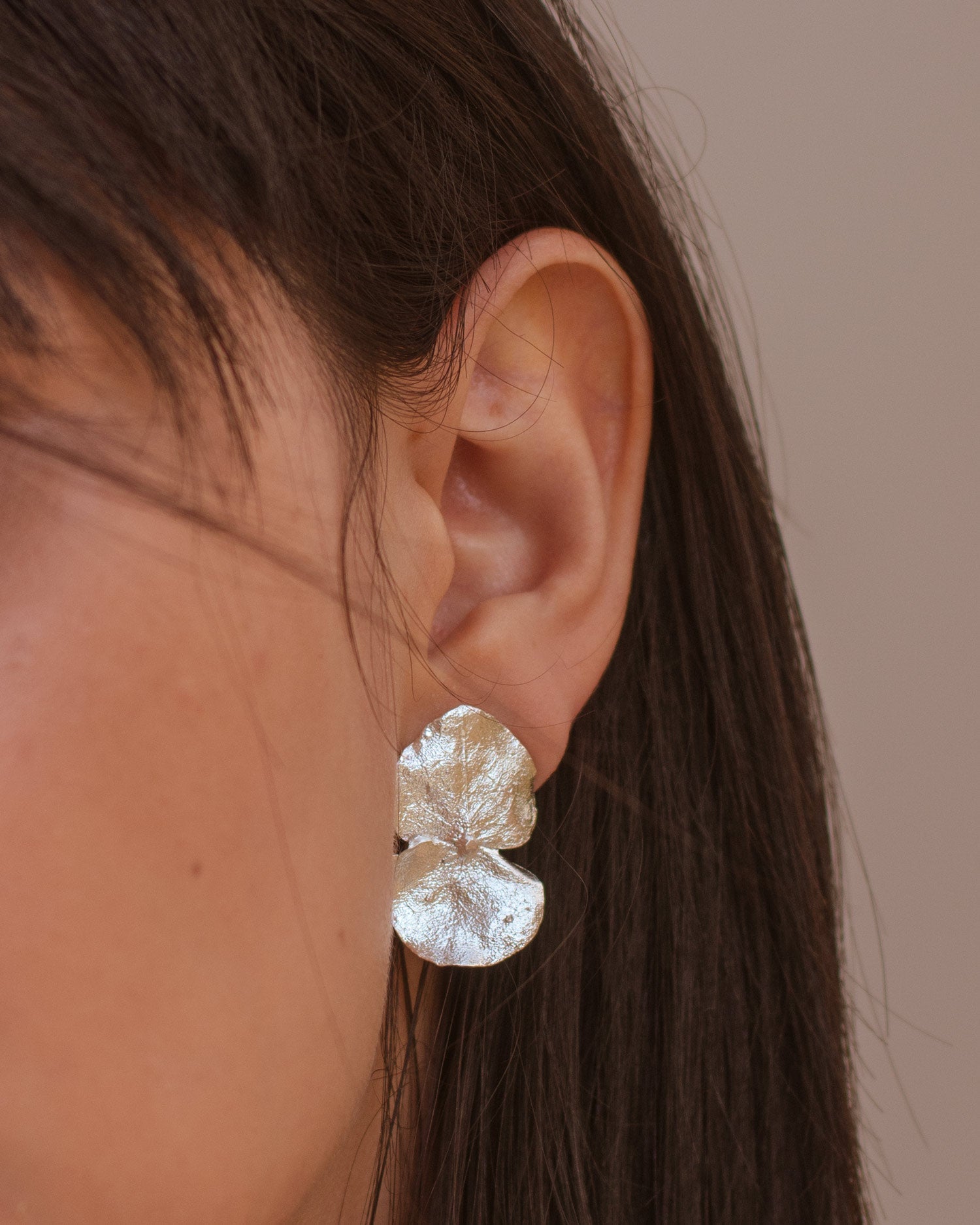 Aretes Topo Eucalipto Plata Ecológica - Joyería Botánica | Liz de la Cruz