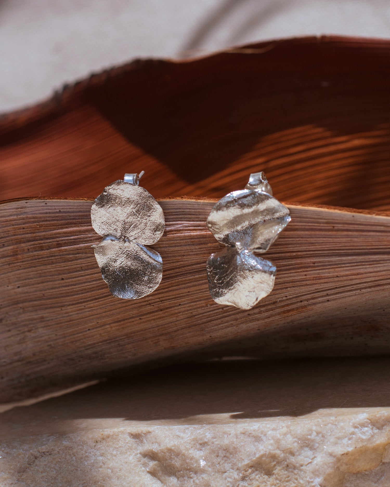 Aretes Topo Eucalipto Plata Ecológica - Joyería Botánica | Liz de la Cruz
