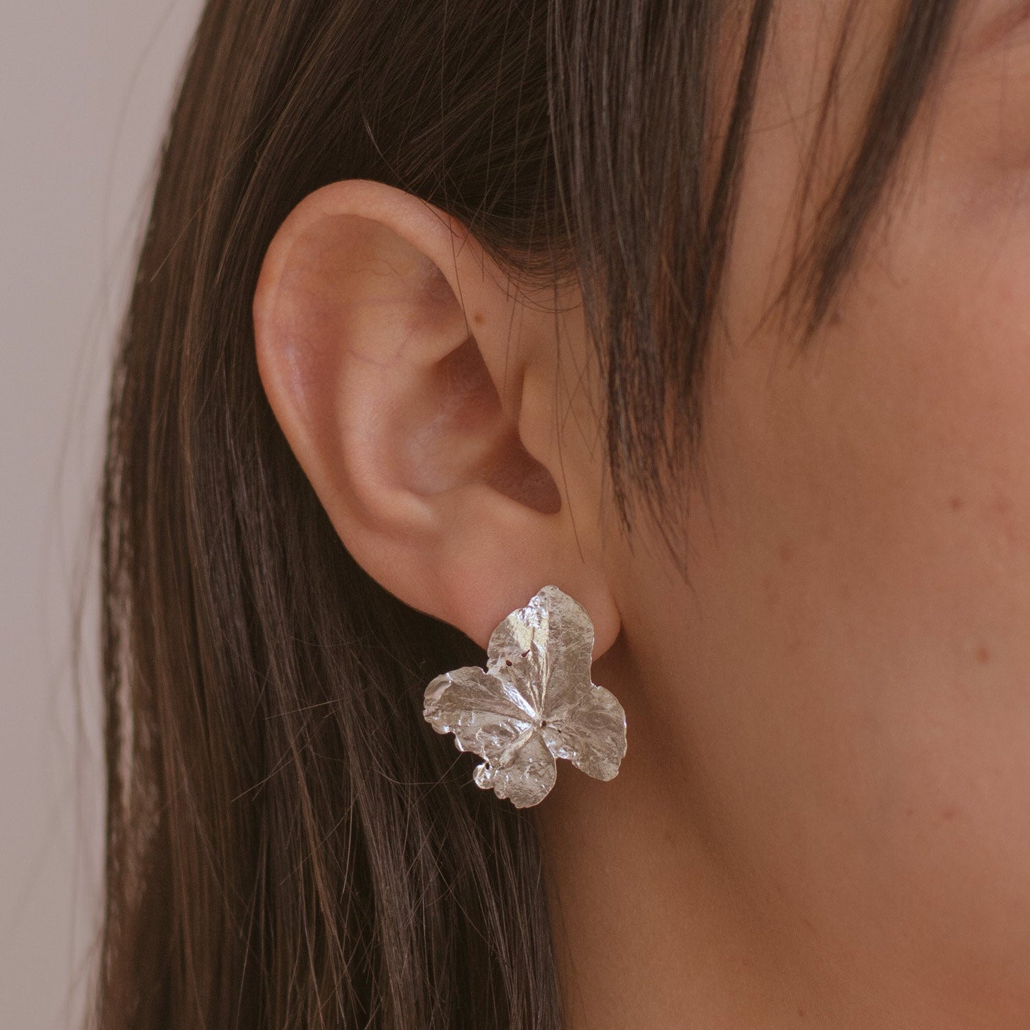 Aretes Topo Hortensia Plata Ecológica - Joyería Botánica | Liz de la Cruz
