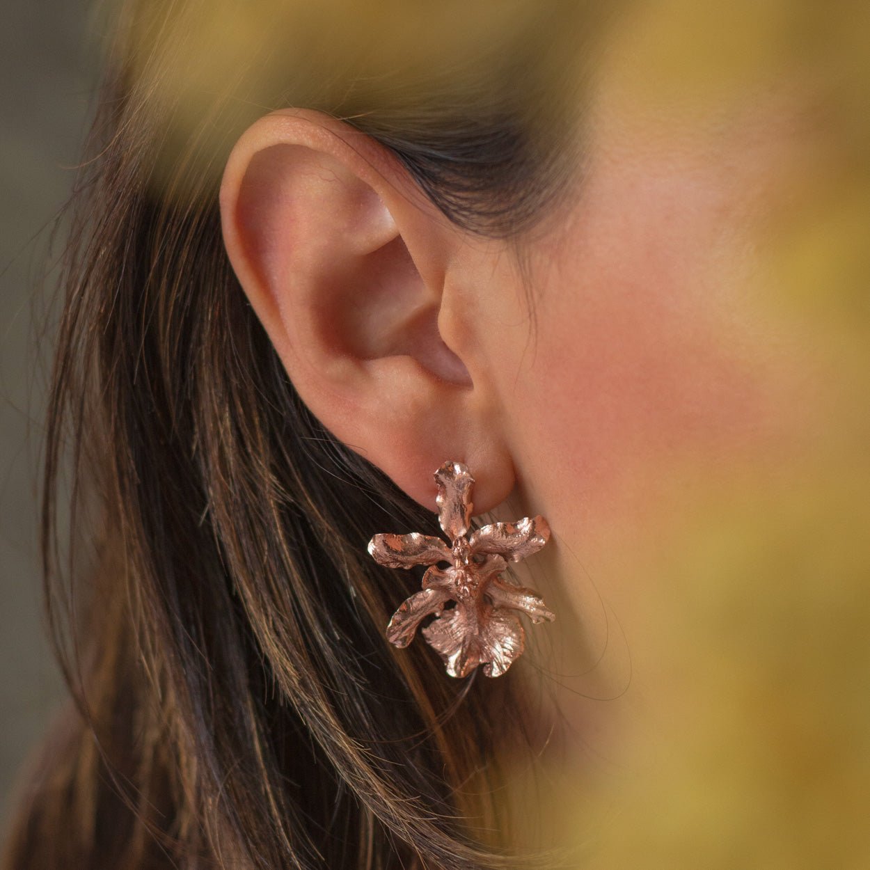 Aretes Topo Orquidea Chocolate - Joyería Botánica | Liz de la Cruz