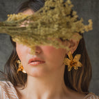 Aretes Topo Orquidea Dendrobium Esmeralda Sauco - Joyería Botánica | Liz de la Cruz