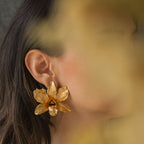 Aretes Topo Orquidea Dendrobium Esmeralda Sauco - Joyería Botánica | Liz de la Cruz